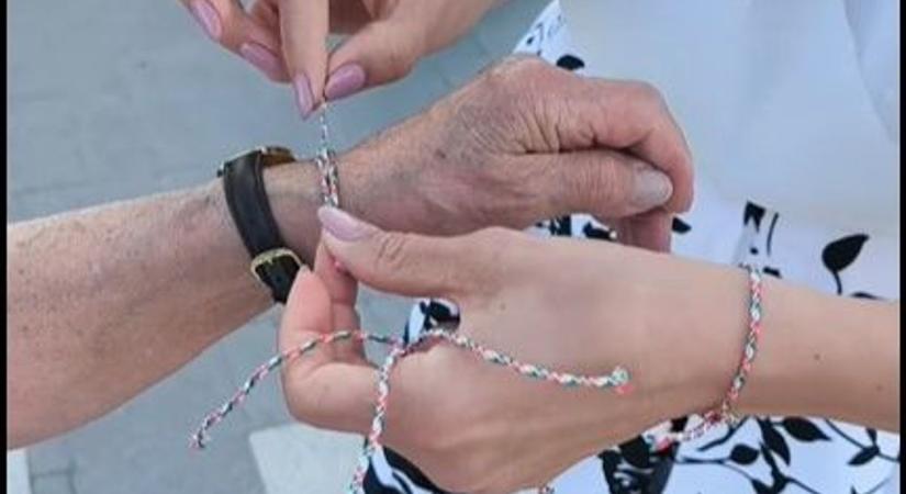 16 ezer karkötőt osztanak szét a Nemzeti Összetartozás Napján