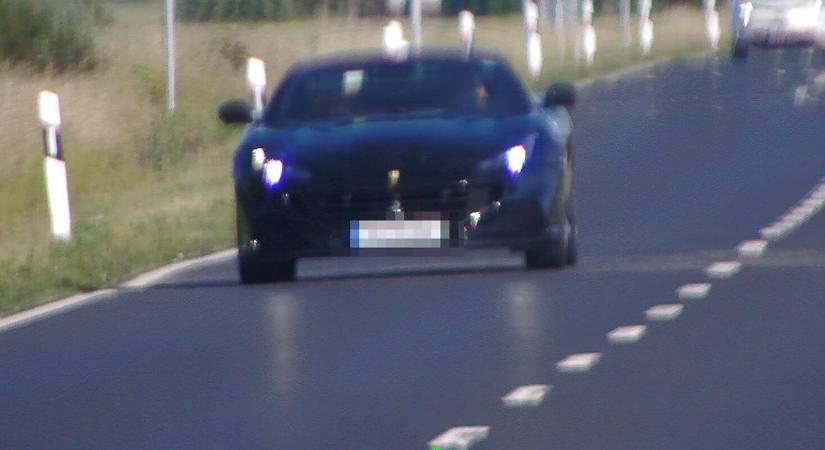 Féktelen száguldásba kezdett a Ferrari, a rendőrök nem hagyták annyiban - fotó
