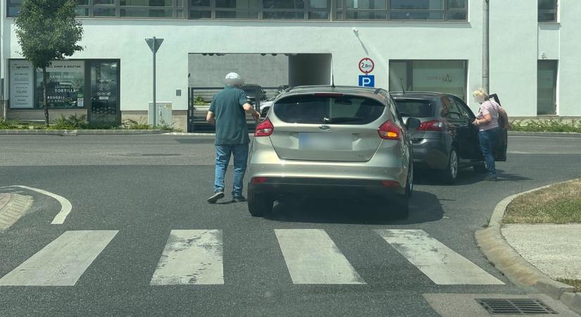 Karambol történt Veszprém egyik forgalmas utcájában