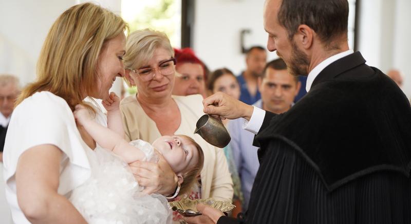 Megkeresztelték a nevelőszülőknél élő gyerekeket
