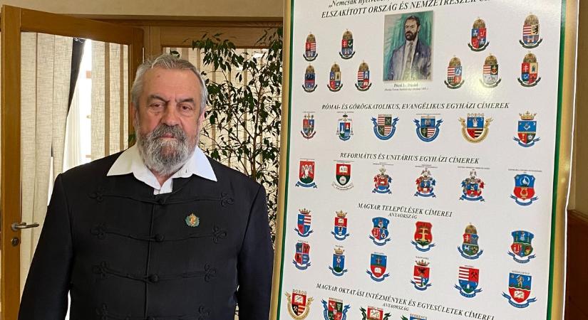 Nemzetegyesítés a címerek nyelvén - megnyílt a jelképművész kiállítása - Képgaléria