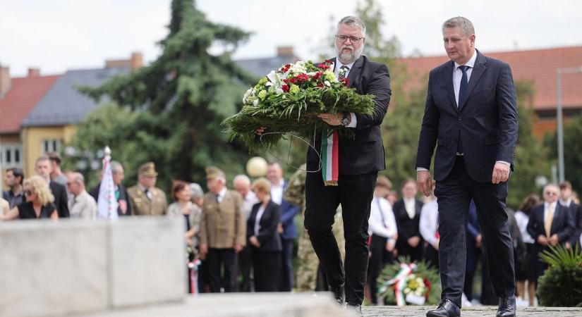 „Közös a történelmünk és a felelősségünk” - a Nemzeti Összetartozás Napjára emlékezett Eger