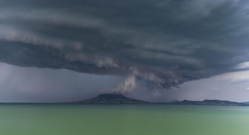 Rémisztően bámulatos szupercellák a Balaton felett