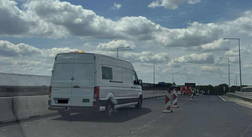 Felüljáró a 33-ason: megsüllyedt a töltés
