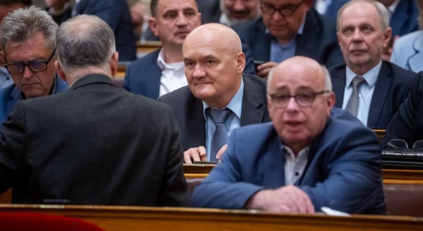 Az NVB kiadta Kovács Zoltán és Hende Csaba országgyűlési képviselői mandátumát