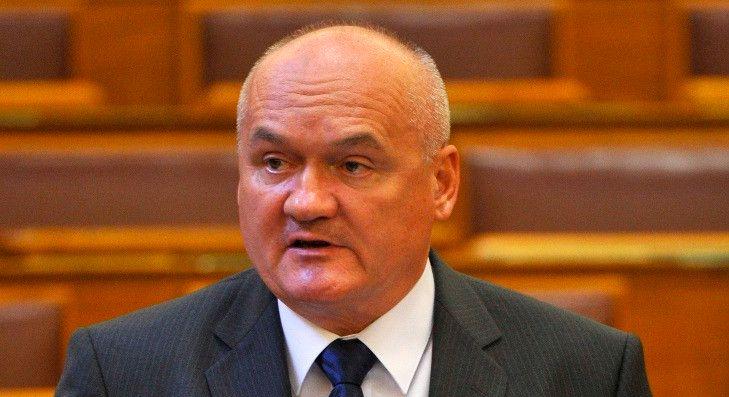 Kettős csere a Fideszben