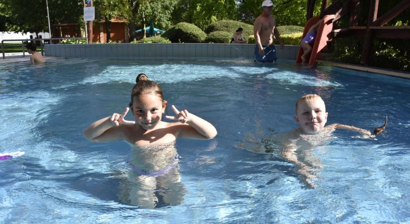 Lassan alakul a strandszezon: Lipót már sokakat vonz, a pünkösdi hétvégén is