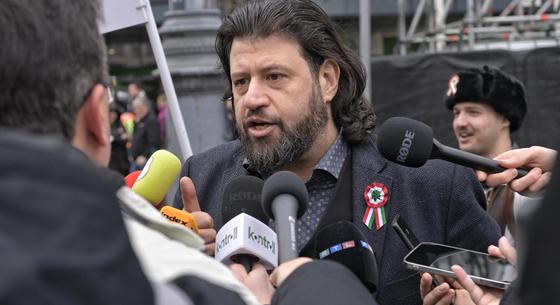Puzsér Róbert az átláthatósági törvény megszavazásának elhalasztása ellenére is megtartja tüntetését a Kossuth téren