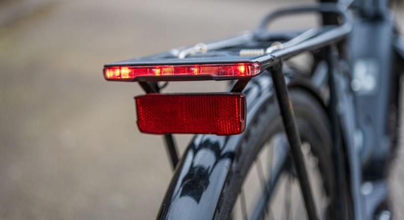 E-rollerrel tarolta le a biciklist – Súlyosan megsérült a kerékpáros