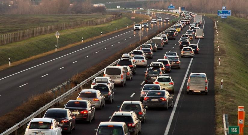 Mentőhelikopter érkezett az M3-as autópályára – A teljes pályazár miatt több kilométeres a torlódás