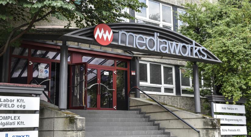Demonstrációt tartottak a Mediaworks előtt a Metropol miniszoknyás cikke miatt