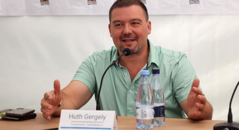 Egy pillanat alatt lett a cenzúratörvény radikális kritikusa a Pesti Srácok, Dobrev közben magáénak érzi a sikert