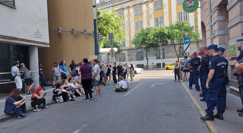 A Metropol cikke miatt demonstráltak a Mediaworks épülete előtt