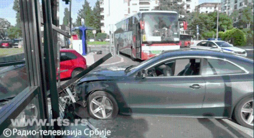 Kávézóba hajtott egy fiatalkorú lány, ketten megsérültek
