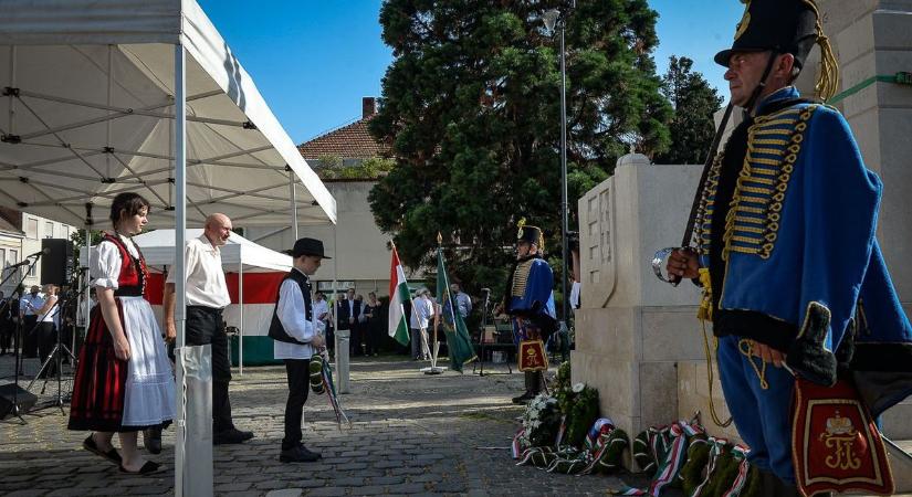 Gyöngyösön az országzászlónál emlékeztek a trianoni tragédia 105. évfordulójára