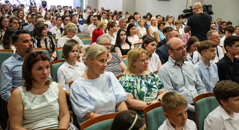Elhivatottság, szorgalom és példamutatás: diákokat díjaztak az Agórában – galériával