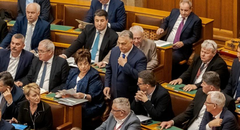 A Fidesz belső vitára hivatkozva napolta el az ellehetetlenítési törvény elfogadását, de még meghosszabbíthatja Bicskéig