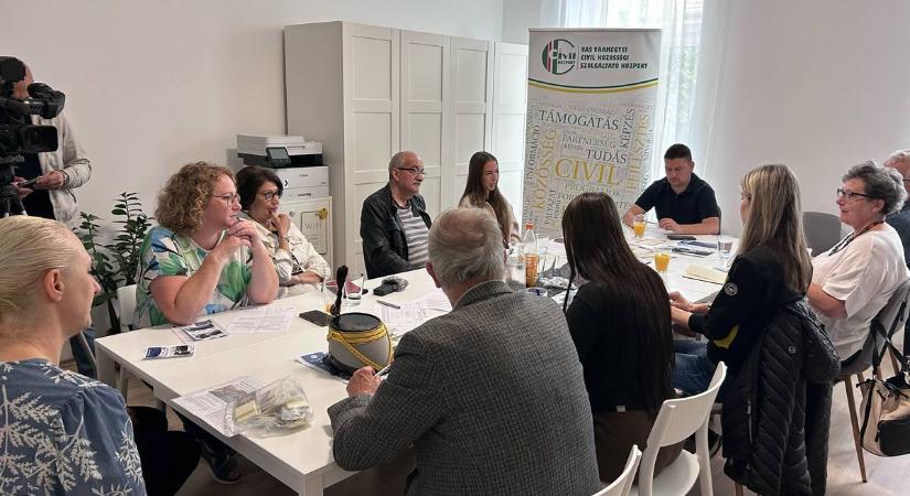 VéPassz, vízipisztolycsata és huszárok a júniusi civil sajtóreggelin