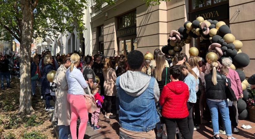Baj van Jákob Zoli új szalonjában - A segítségét kérik a vendégek