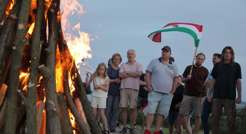 Fellobbant az Összetartozás Tüze Sukorón (galéria, videó)
