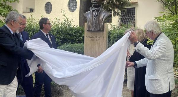Semmelweis-szobrot avatott Merkely Béla Firenzében
