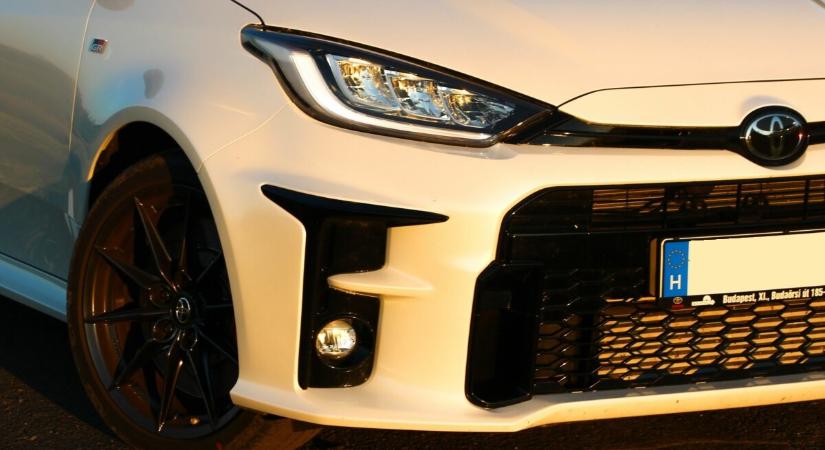 240 km/h egy háromhengeres Toyota Yarisban? Látványos videón a bizonyíték!