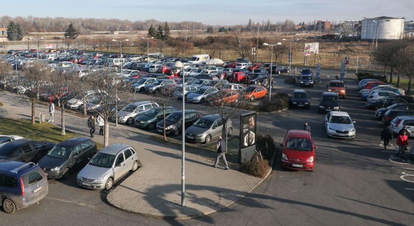 Bevált a fizetős parkolás? - Így látják a bevásárlóközpontok