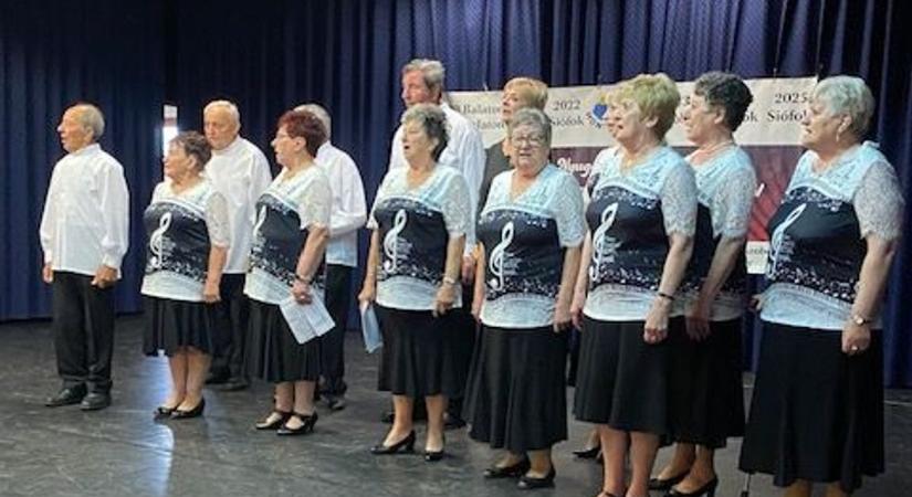 Arannyal tért haza Siófokról a Csökmői Népdalkör!