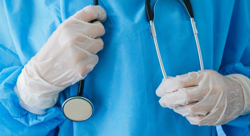 Megcsókolta és simogatta a nőket az altatás alatt egy ápoló: a magyarázata sokkoló - Fotó