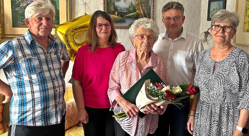 A tű befűzése már nehezen megy – 95 éves, de még vállal munkát a zalai asszony