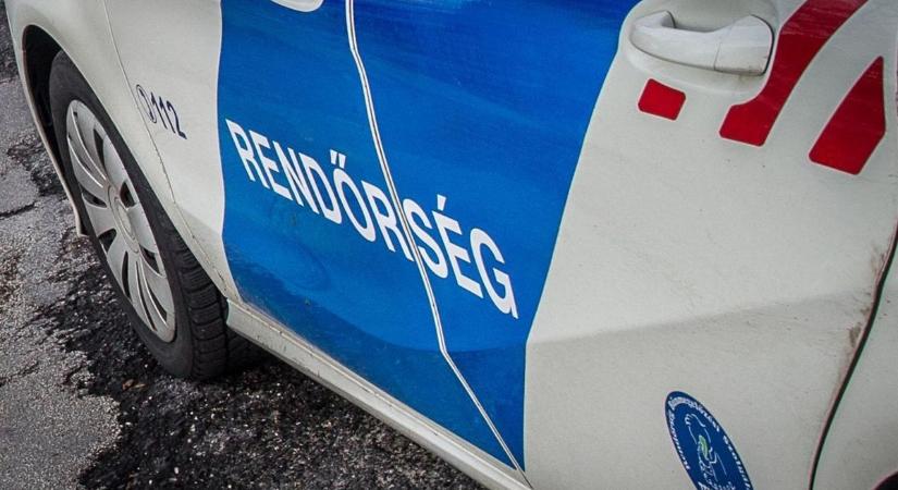Nagy késsel a kezében várta haragosát a lakásánál, hogy megölhesse