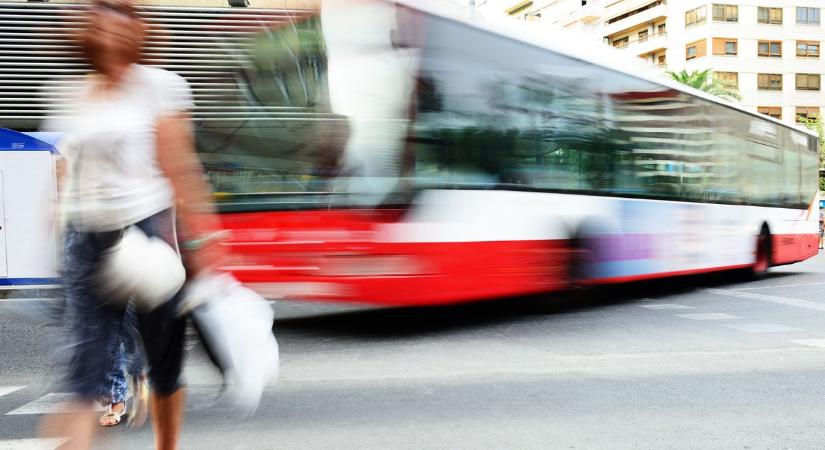Felháborodott autósok a pécsi Rákóczi úton: életveszélyesen kelnek át a gyalogosok!