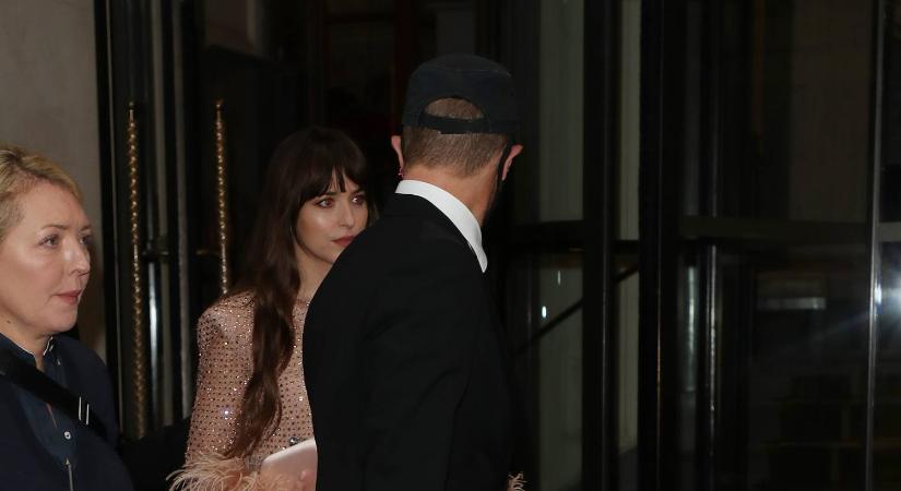 Lefújták az esküvőt: szakított Dakota Johnson és Chris Martin