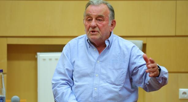 Csattanó poénok a Dunaújvárosi Esteken – Fábry Sándor volt a vendég