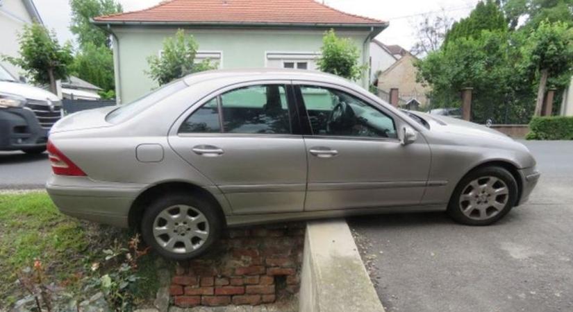 Nézze meg, mit művelt a Mercivel ez a vasvári sofőr - ittasan, jogsi nélkül...