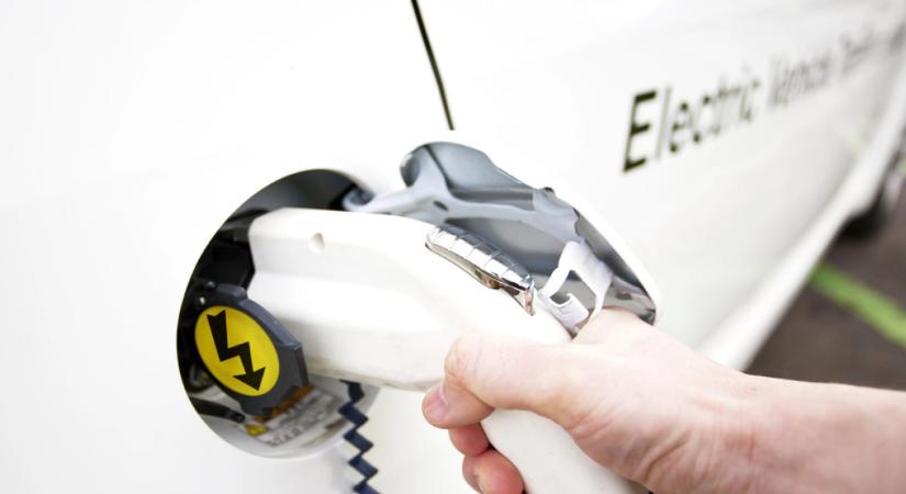 Kilőtt az elektromos autók és hibridek iránti érdeklődés