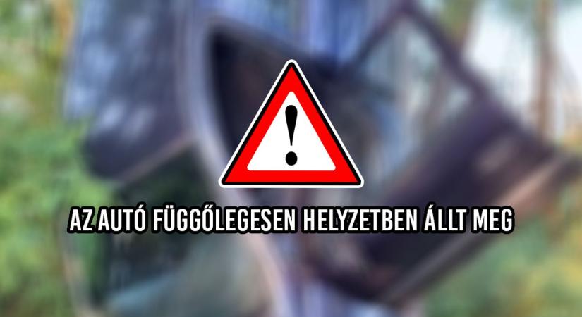 Árokba, majd fának csapódott a kocsi – függőleges helyzetben állt meg