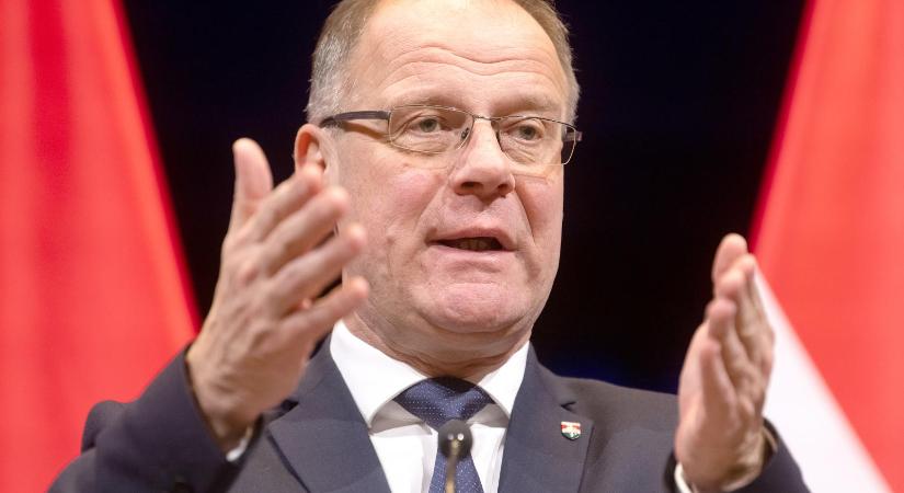 Egy vadászkastély is eszébe jutott Navracsics Tibornak a „luxizásról”, szerinte Tiborcz István, Mészáros Lőrinc és Lázár János életvitele a Fidesznek árt