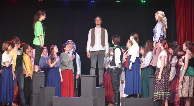 Ingyenes musical előadást mutatnak be Mezőkövesden