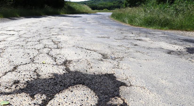 A zalai után megtaláltuk a legrosszabb hazai útszakaszt, csak Raptorral merték megnézni (videó)