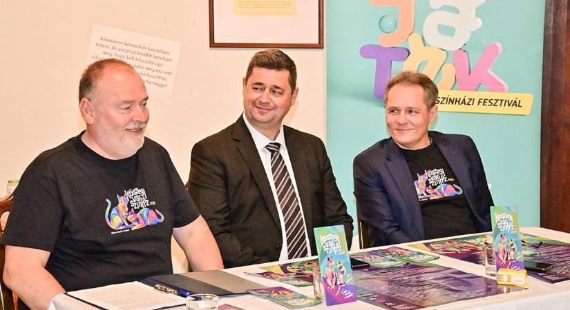 Márai-adaptációtól a fergeteges francia vígjátékig – Mindenki talál kedvére valót a Kőszegi Várszínház idei kínálatában