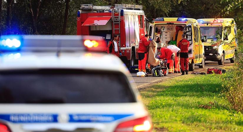 Reggeli rémület: árokba borult egy gépjármű a 6-os úton, mentő is érkezett