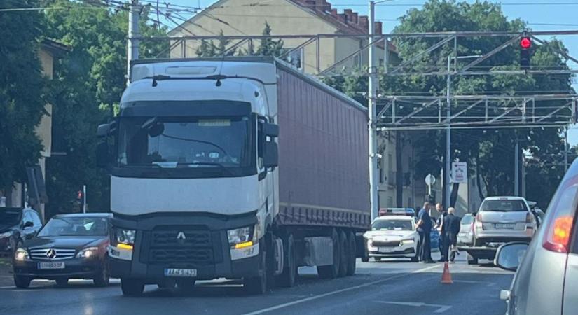 Baleset miatt áll a forgalom, rendkívüli a torlódás a Faraktár utcán