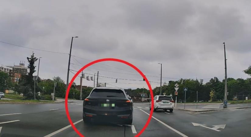 Zöldre váltott a lámpa, és elszabadult a sofőr – videón a veszélyes manőver!