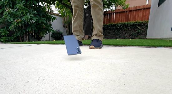 Ez történik, ha kiesik a kezéből a Samsung Galaxy S25 Edge, és pont a betonon landol – videó