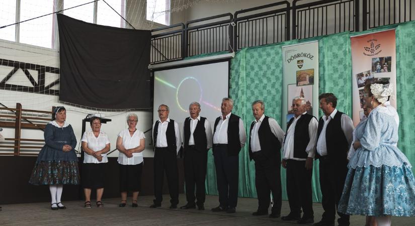 Közel háromszázan voltak a szülinapi bulin