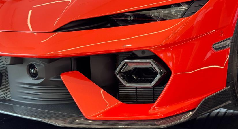 Már itthon is kapható a 920 lóerős, konnektoros hibrid Lamborghini!