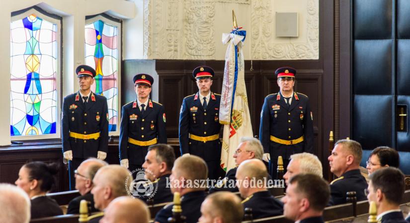 Új igazgató a Hajdú-Bihar Vármegyei Katasztrófavédelmi Igazgatóság élén: beiktatták Gerebenics Károly tűzoltó ezredest