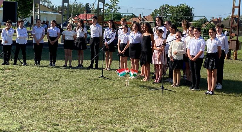 Megható ünnepi pillanatok Helvécián, műsorral emlékeztek a trianon eseményekre – galériával