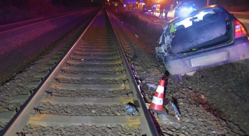 Szörnyű baleset Nyíregyházán – autóba szorult a síneken, száguldva jött a záhonyi gyors